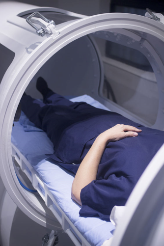 British physician, Nathaniel Henshaw provided the first documented use of hyperbaric therapy in 1662. 