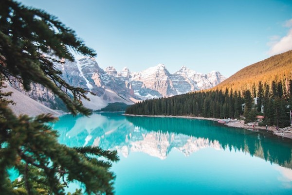 An image of a lake with mountains to talk about the advantages of nature for chronic illness.